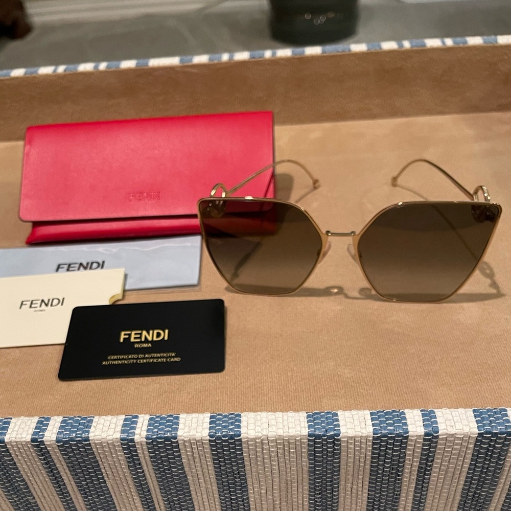 Fendi Women's Sunglasses with Gold Frame🕶️